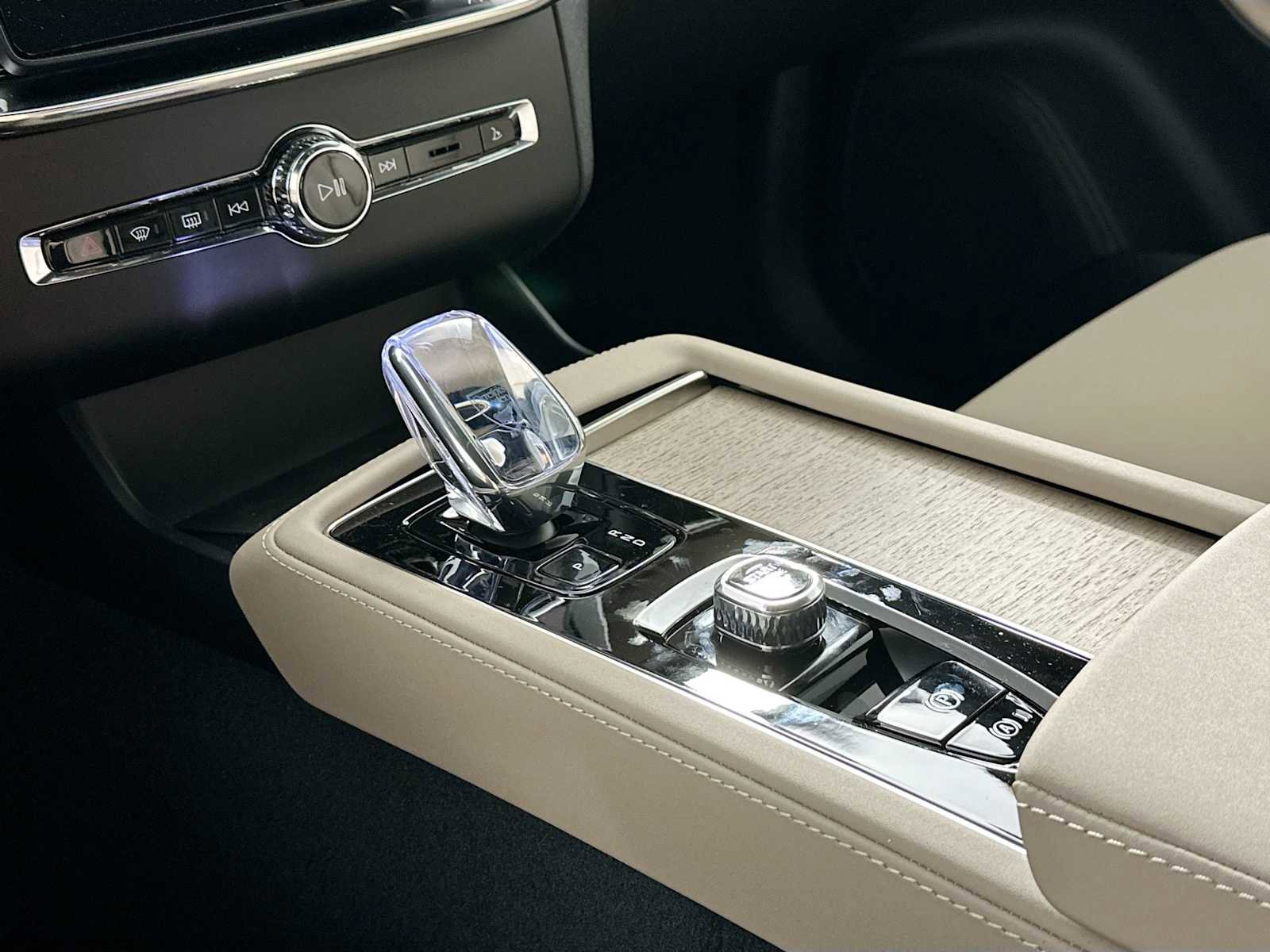 New 2026 Volvo XC90 B6 Plus w/ Protection Package Premier image 16
