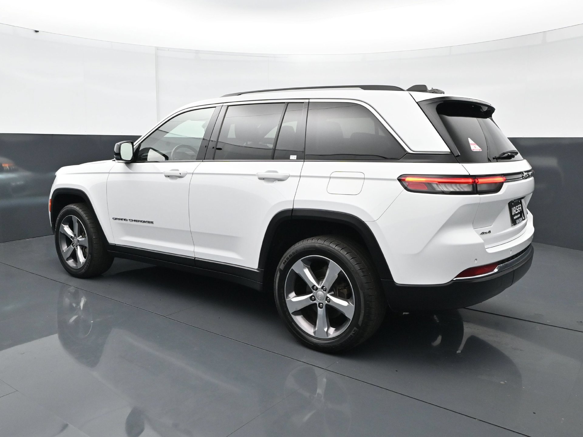 Used 2022 Jeep Grand Cherokee Limited AWD/4WD image 4