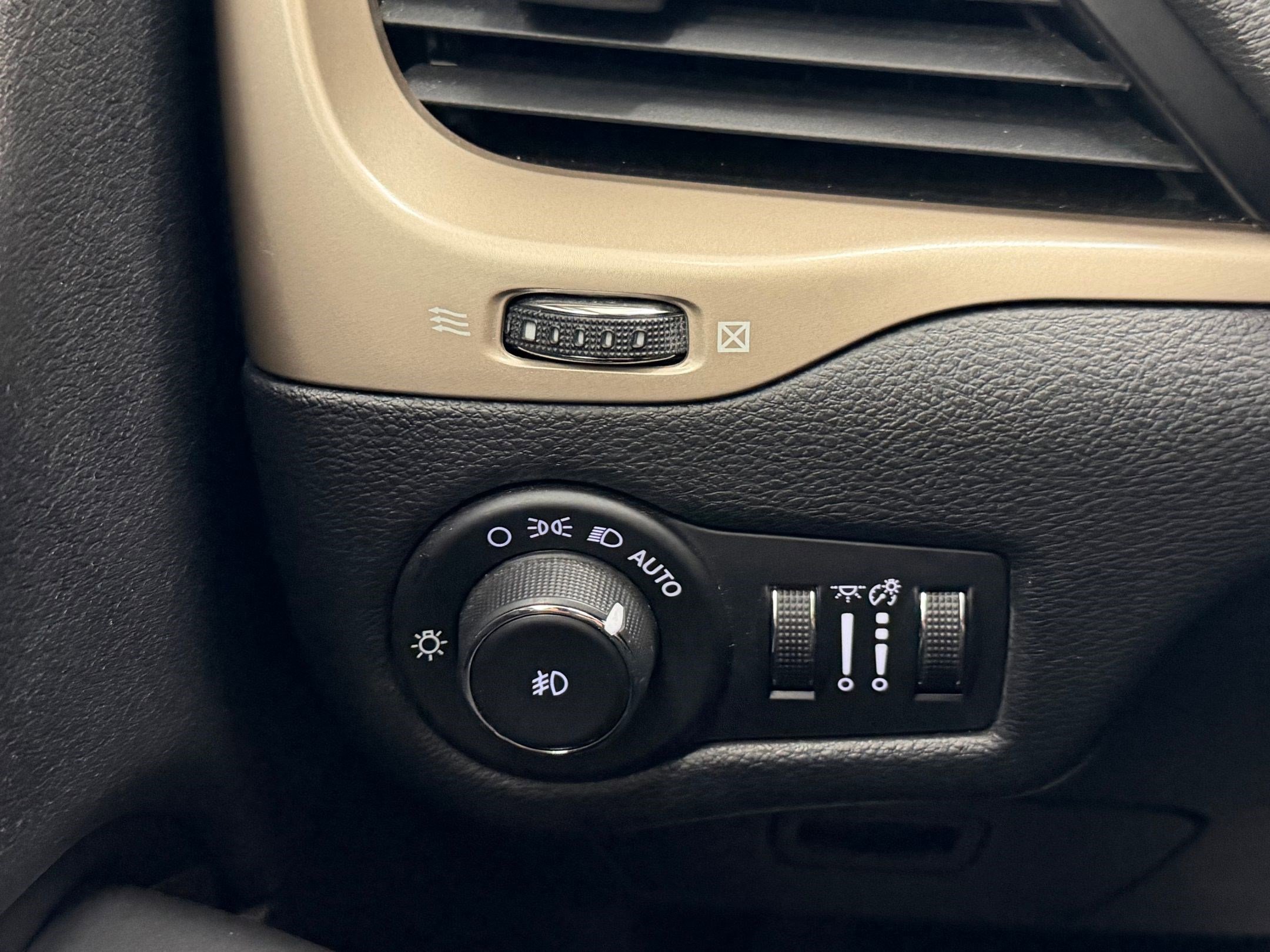 Used 2014 Jeep Cherokee Limited FWD image 31