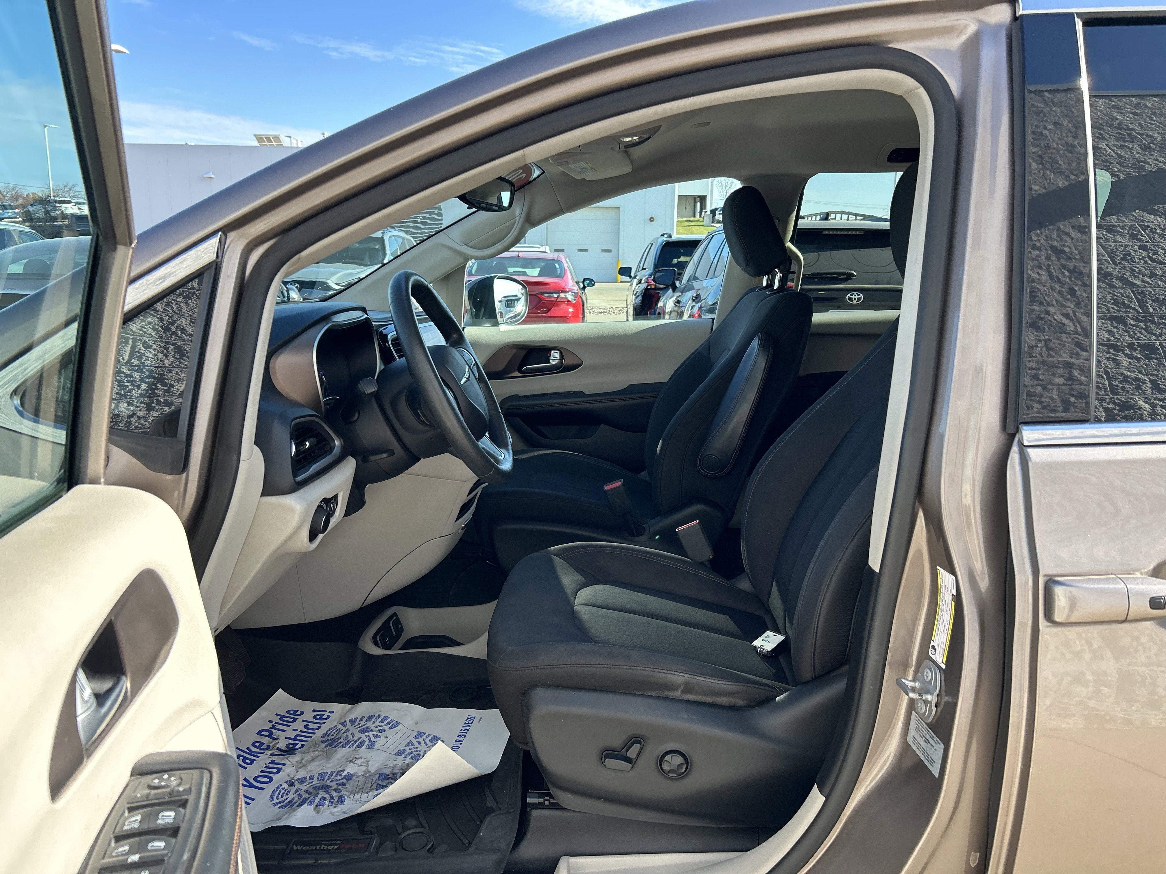 Used 2017 Chrysler Pacifica Touring w/ Tire & Wheel Group image 10