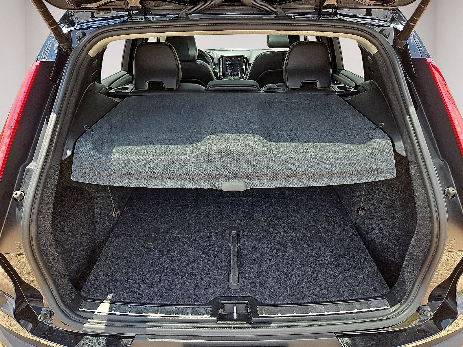 Used 2024 Volvo XC40 B5 Plus AWD/4WD image 12
