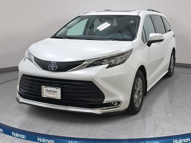 Certified 2023 Toyota Sienna XLE AWD/4WD image 1