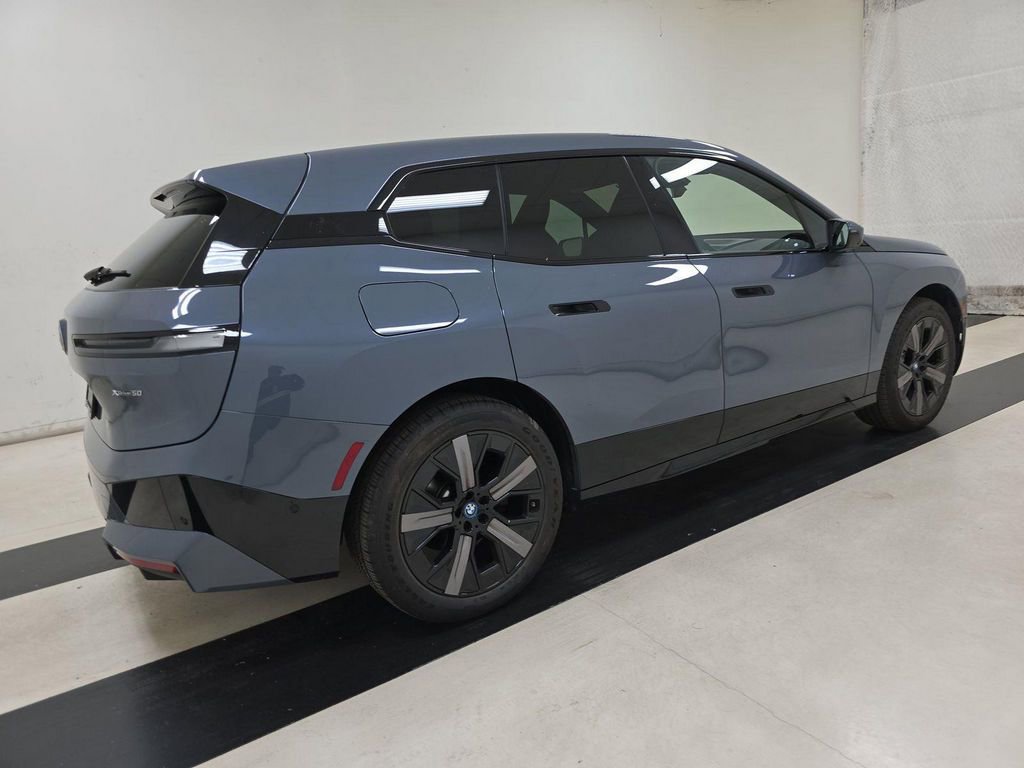 Used 2023 BMW iX xDrive50 w/ Sport Package AWD/4WD image 4