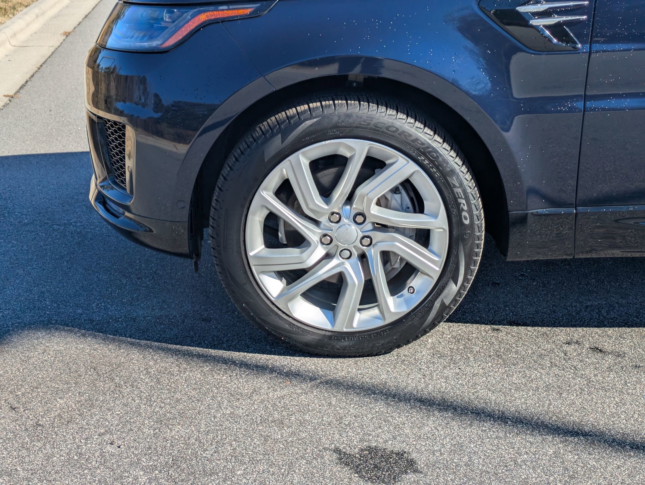 Used 2020 Land Rover Range Rover Sport HSE image 34