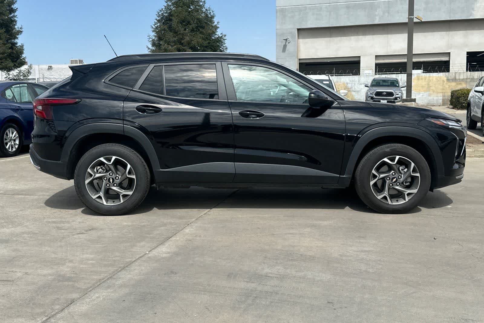 Used 2025 Chevrolet Trax LT FWD image 9