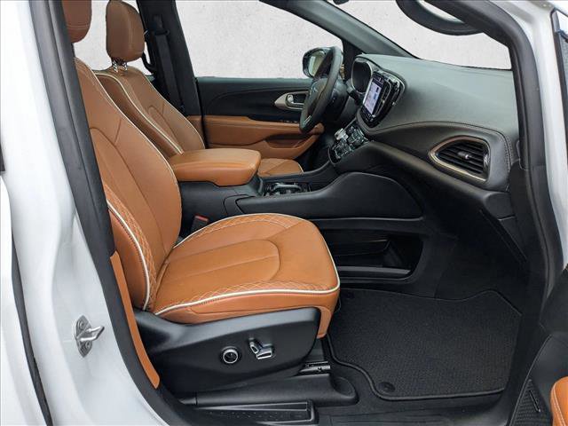 Used 2025 Chrysler Pacifica Pinnacle image 24