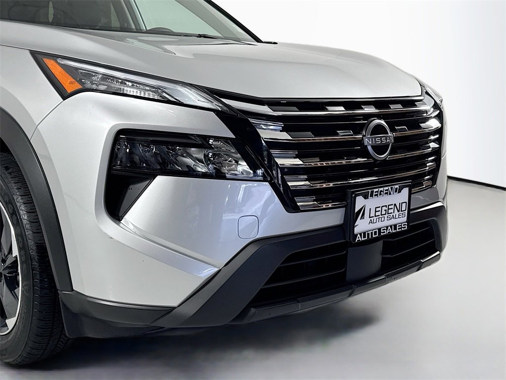 Used 2024 Nissan Rogue SV image 3