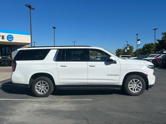 Used 2022 Chevrolet Suburban 4WD image 2