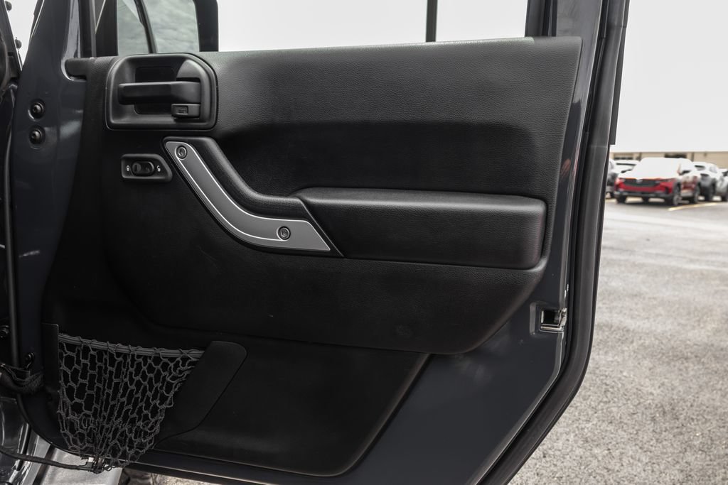 Used 2017 Jeep Wrangler Unlimited Sahara w/ Connectivity Group AWD/4WD image 33