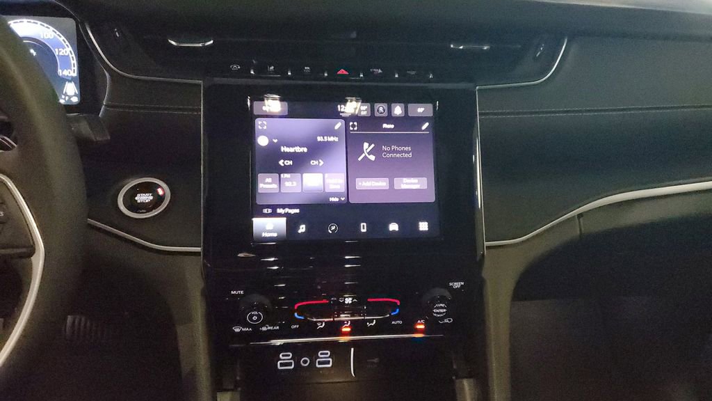 Used 2025 Jeep Grand Cherokee Laredo X image 24