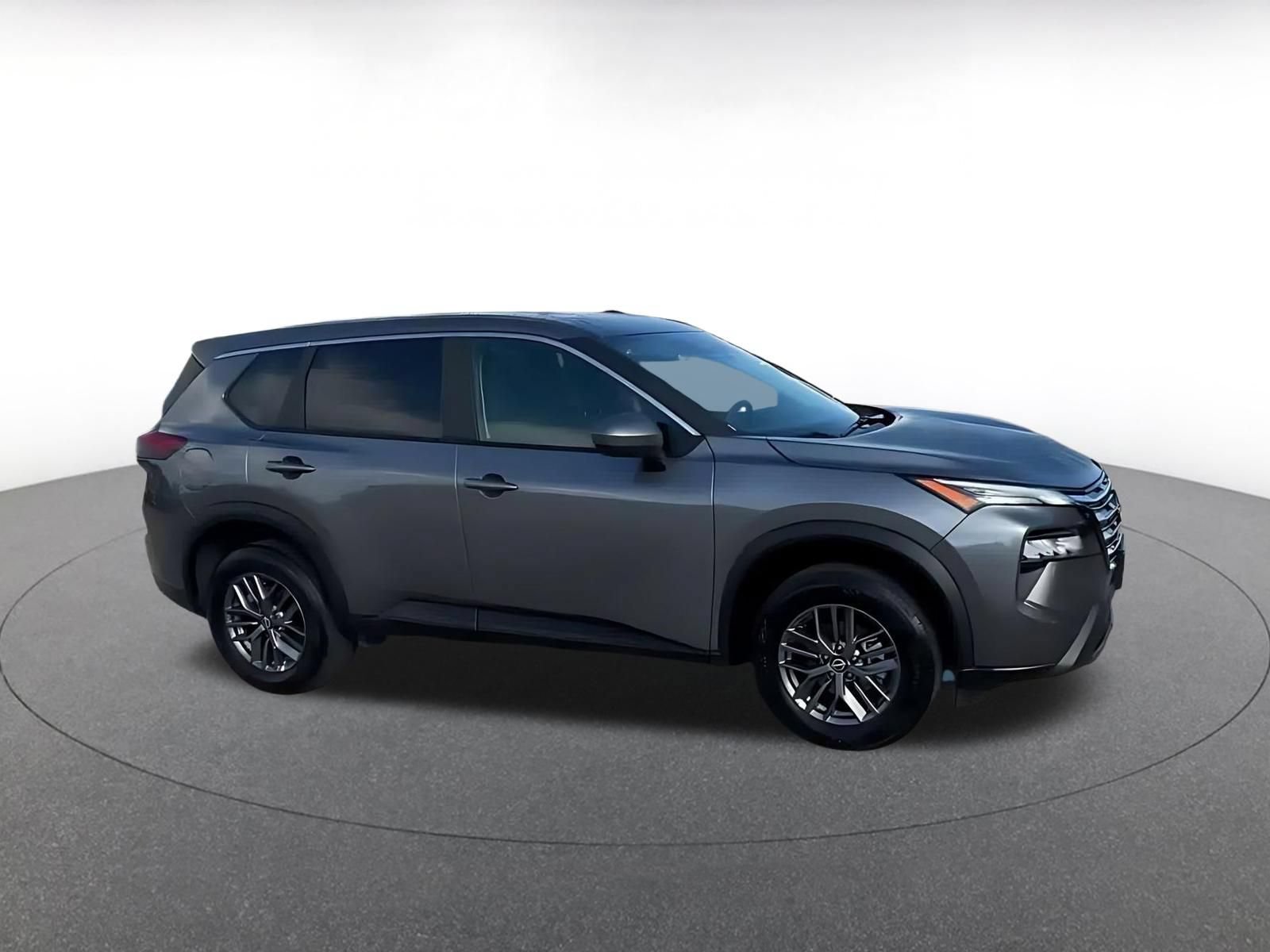 Used 2026 Nissan Rogue SV AWD/4WD image 2