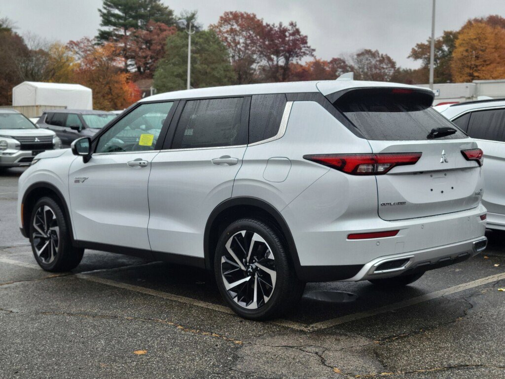 New 2025 Mitsubishi Outlander SE image 3