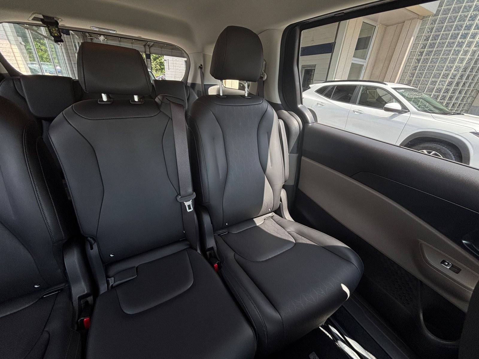 Used 2026 Kia Carnival FWD image 39
