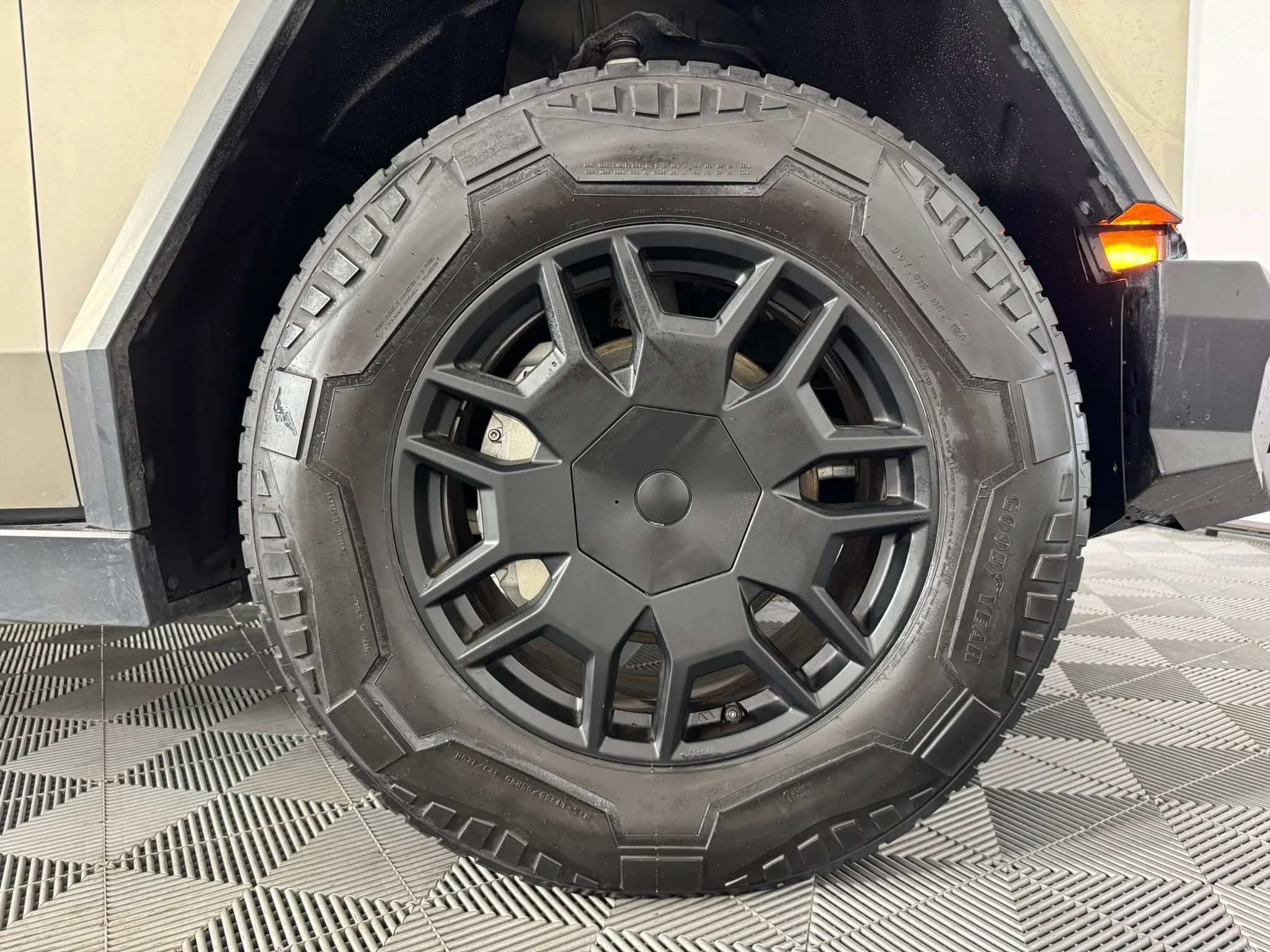 Used 2024 Tesla Cybertruck AWD Crew Cab image 44