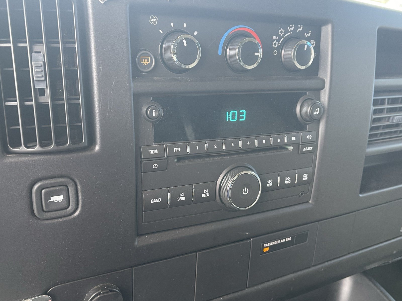 Used 2010 Chevrolet Express 1500 RWD image 16