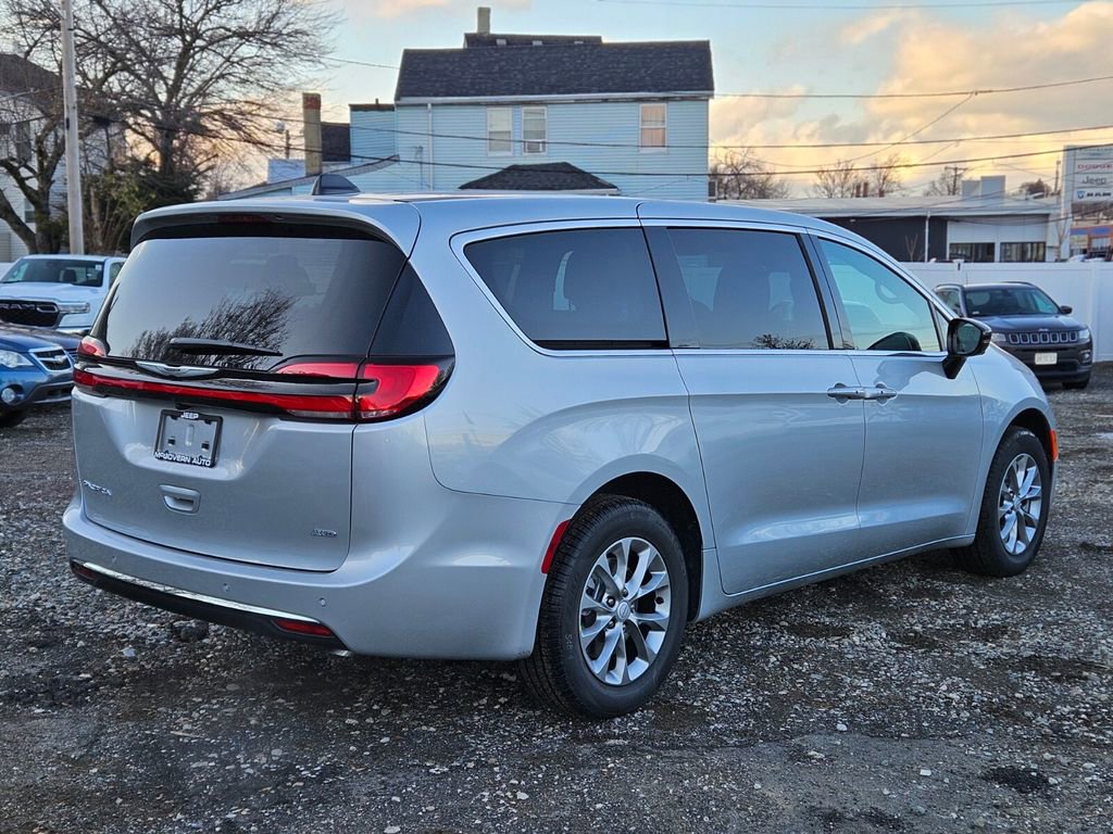 New 2026 Chrysler Pacifica Select image 5