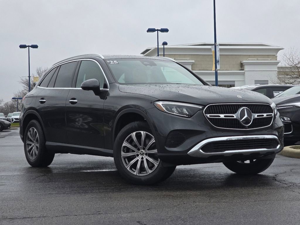 Used 2025 Mercedes-Benz GLC 300 4MATIC image 2