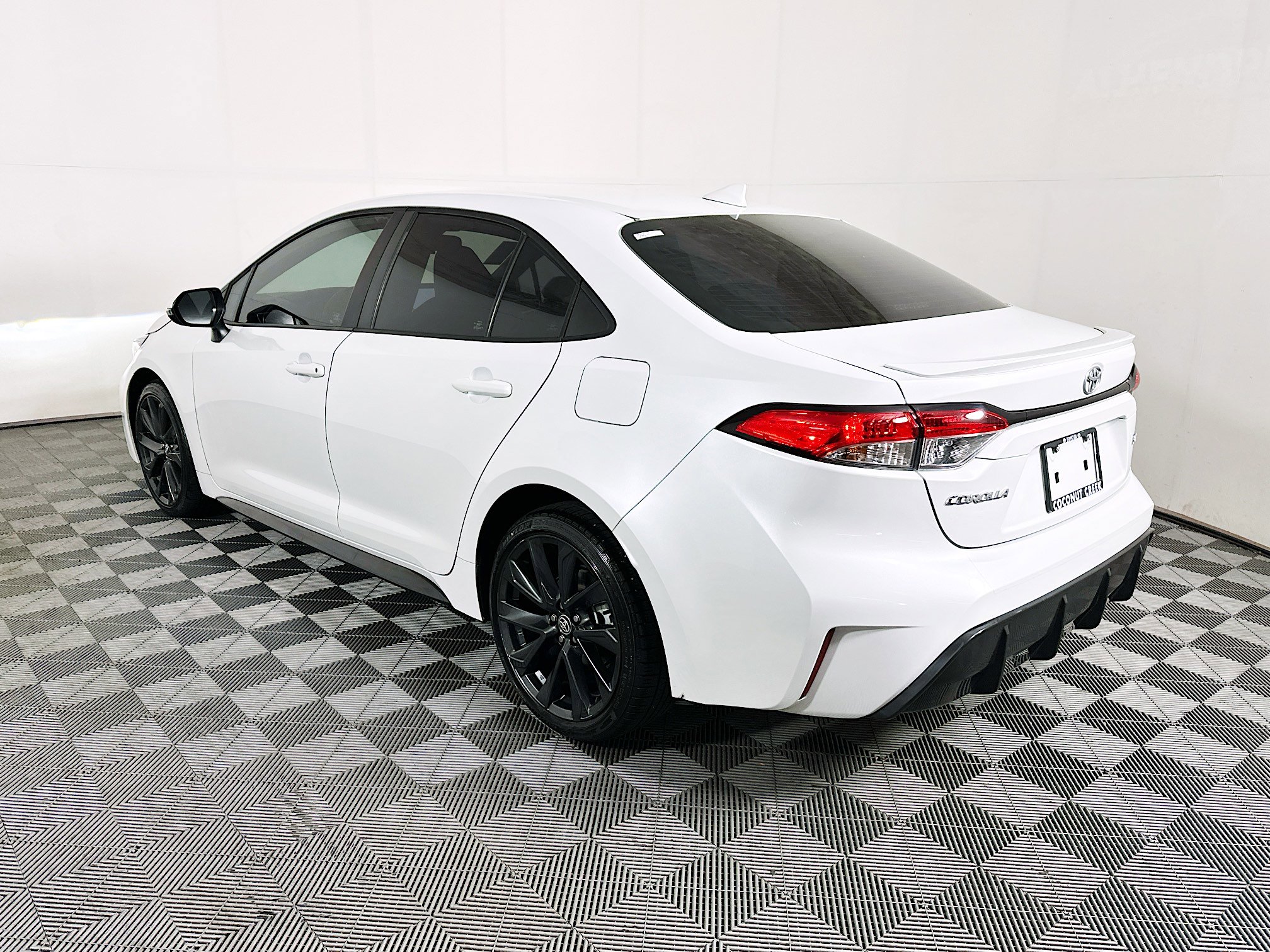 Used 2023 Toyota Corolla SE FWD image 5