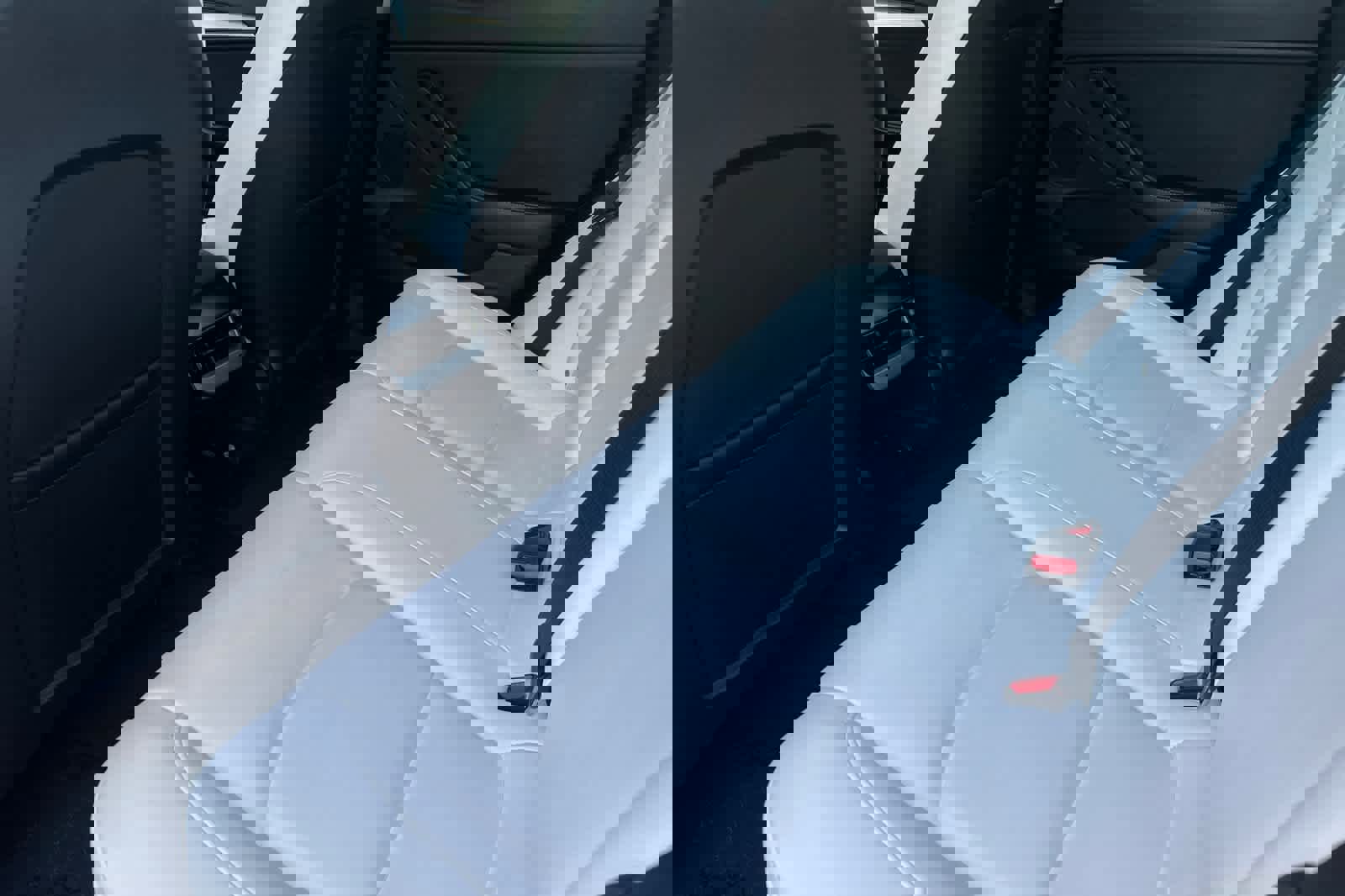 Used 2023 Tesla Model 3 Standard Range image 4