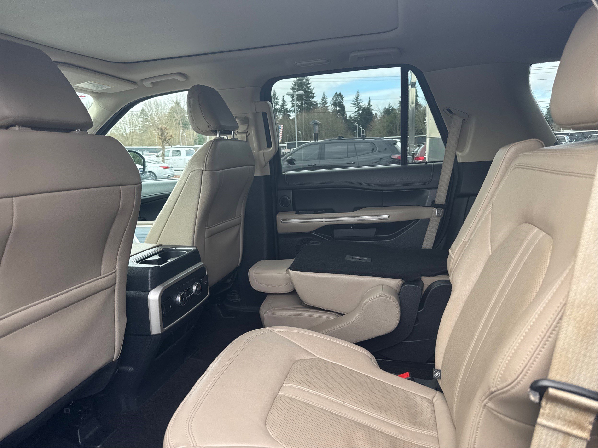Used 2023 Ford Expedition Limited image 11