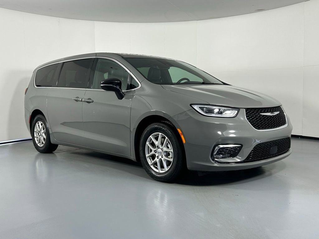 Used 2025 Chrysler Pacifica Select FWD image 1