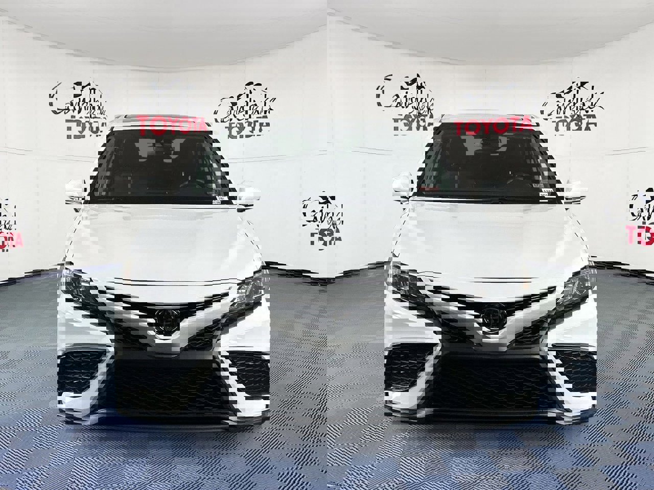 Used 2023 Toyota Camry SE image 2