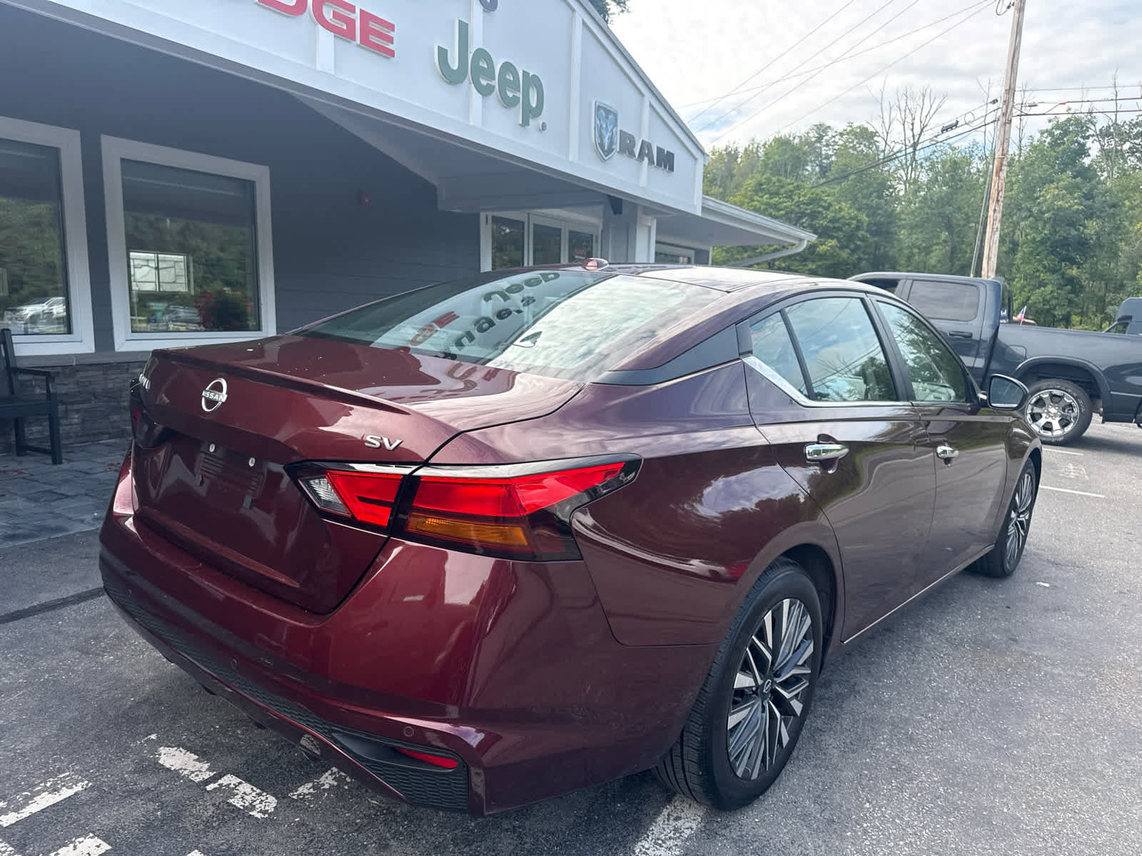 Used 2024 Nissan Altima 2.5 SV FWD image 3