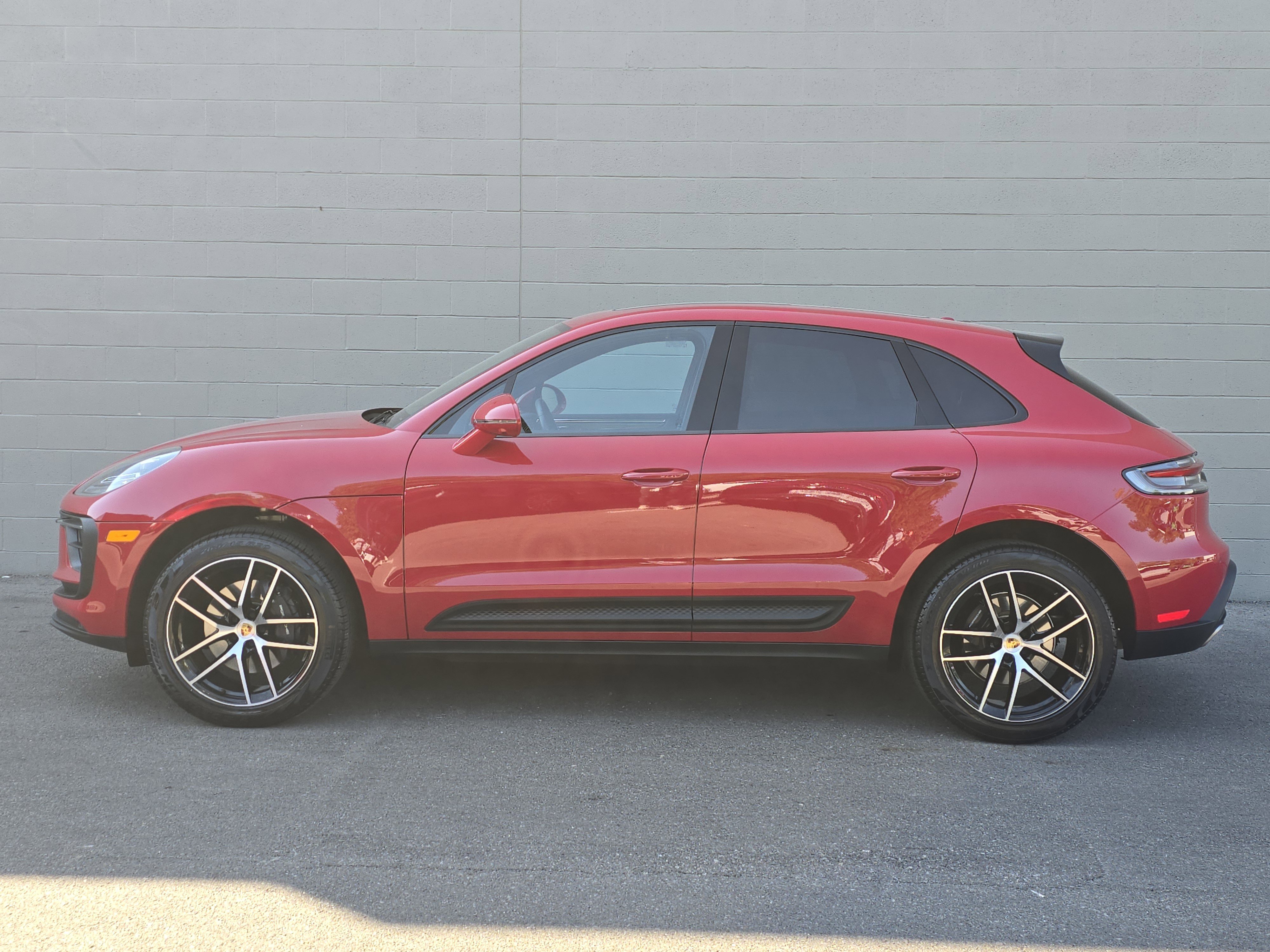Certified 2025 Porsche Macan image 2
