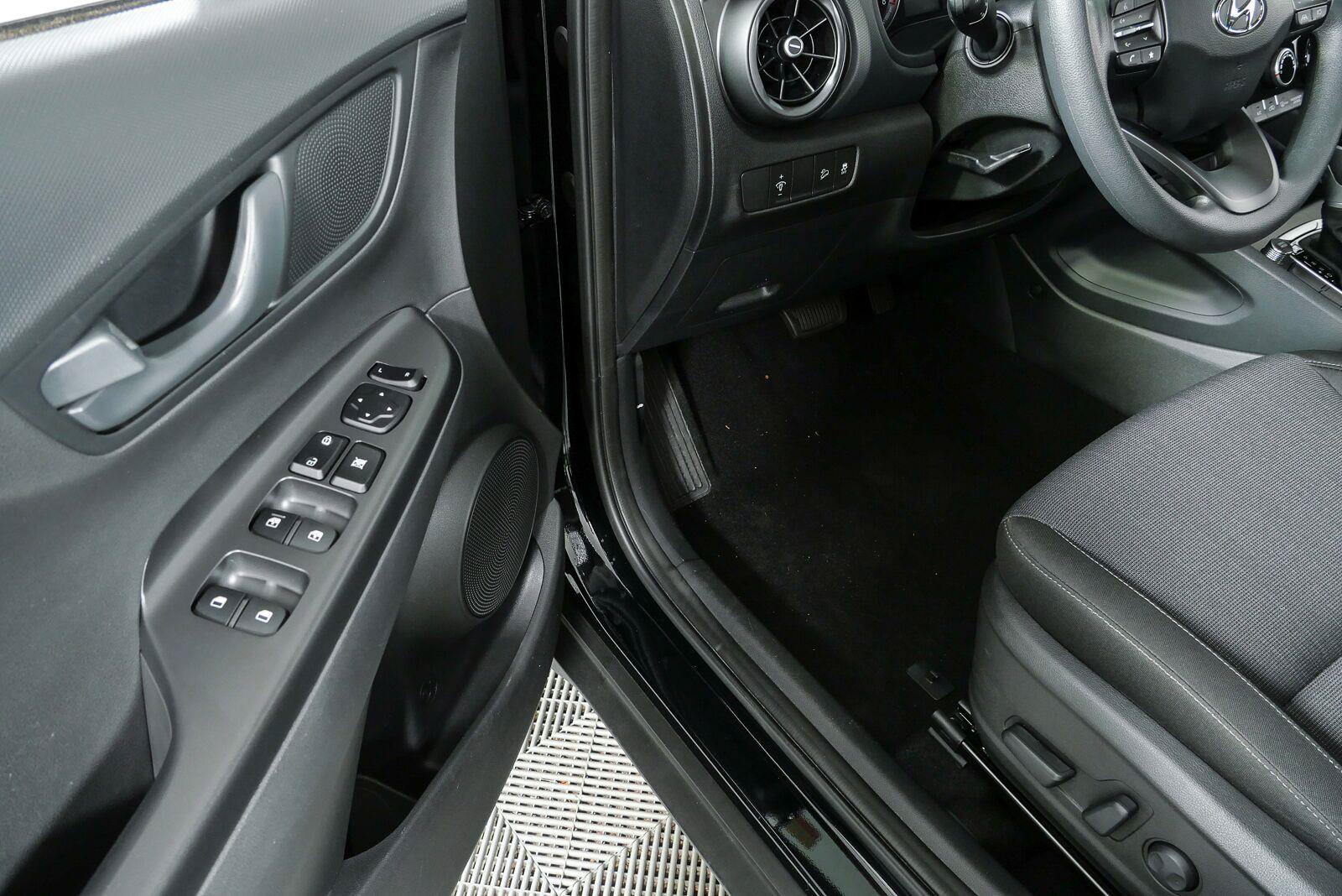 Used 2023 Hyundai Kona SEL AWD/4WD image 7