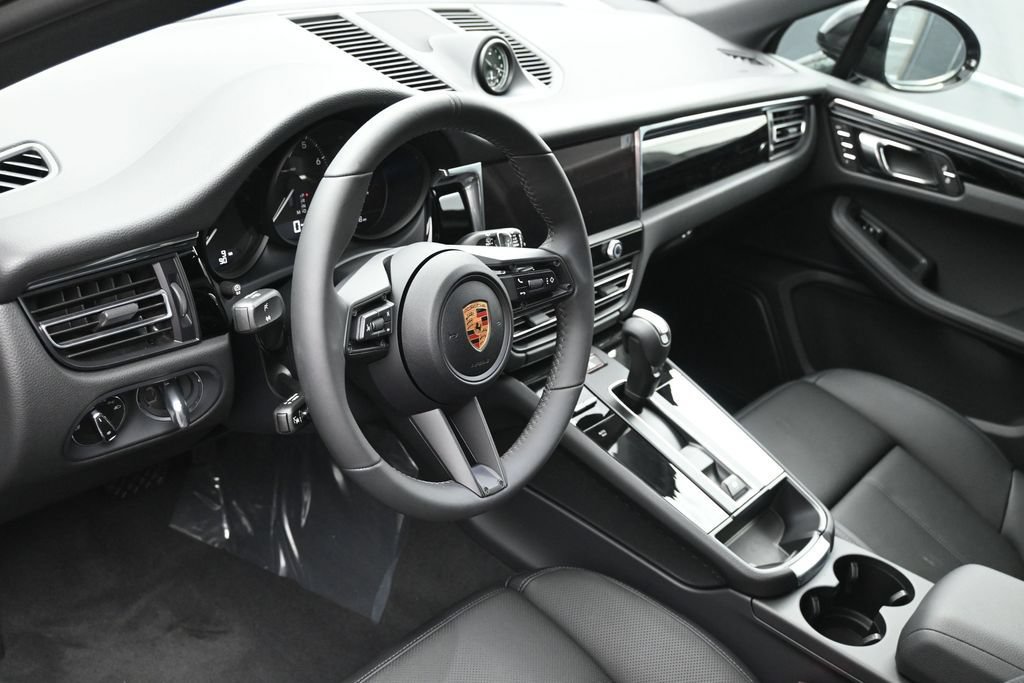 New 2026 Porsche Macan AWD/4WD image 4