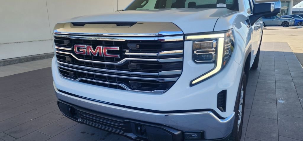 Used 2024 GMC Sierra 1500 SLT image 2