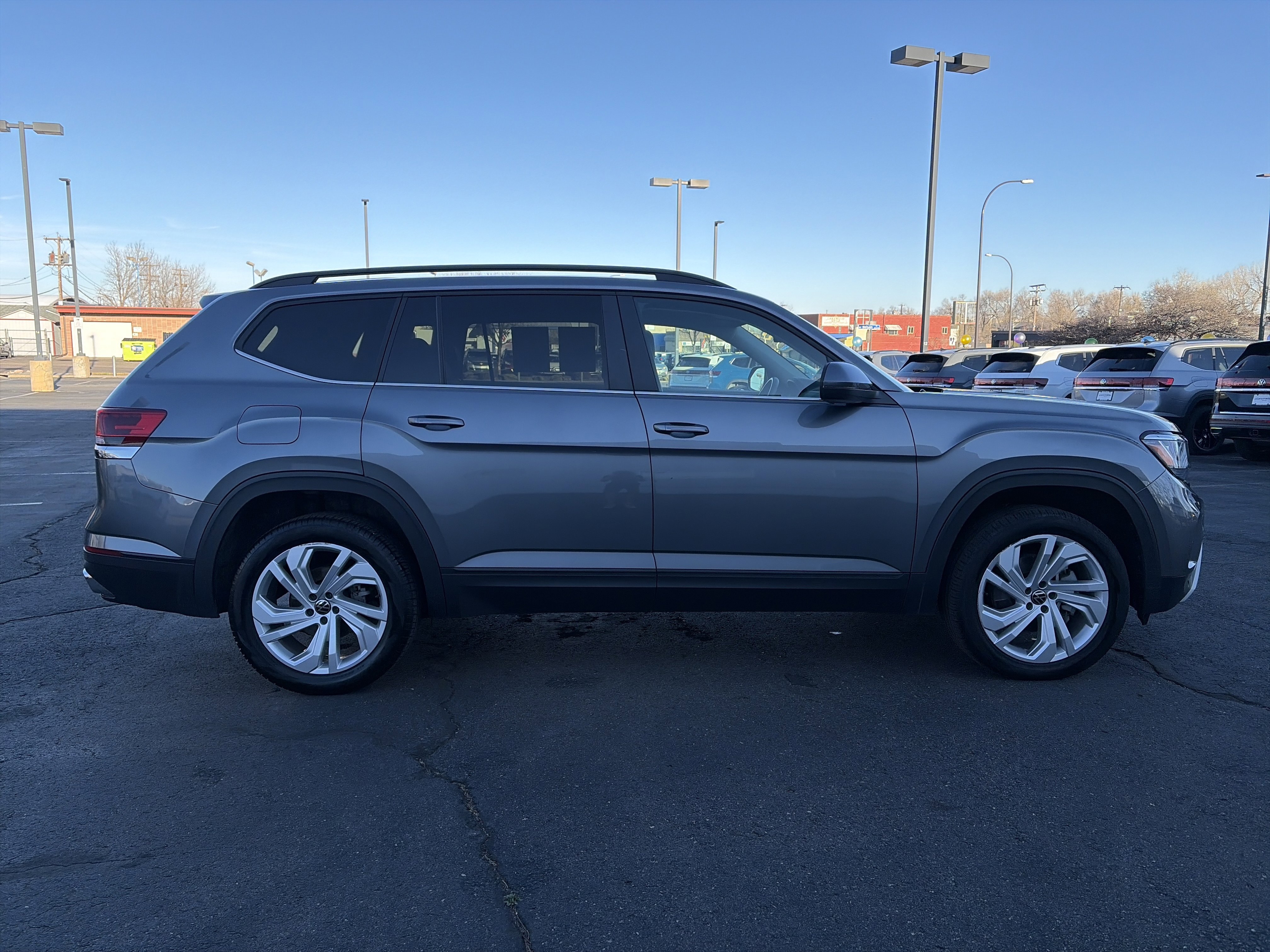 Used 2023 Volkswagen Atlas SE w/ Panoramic Sunroof Package image 4