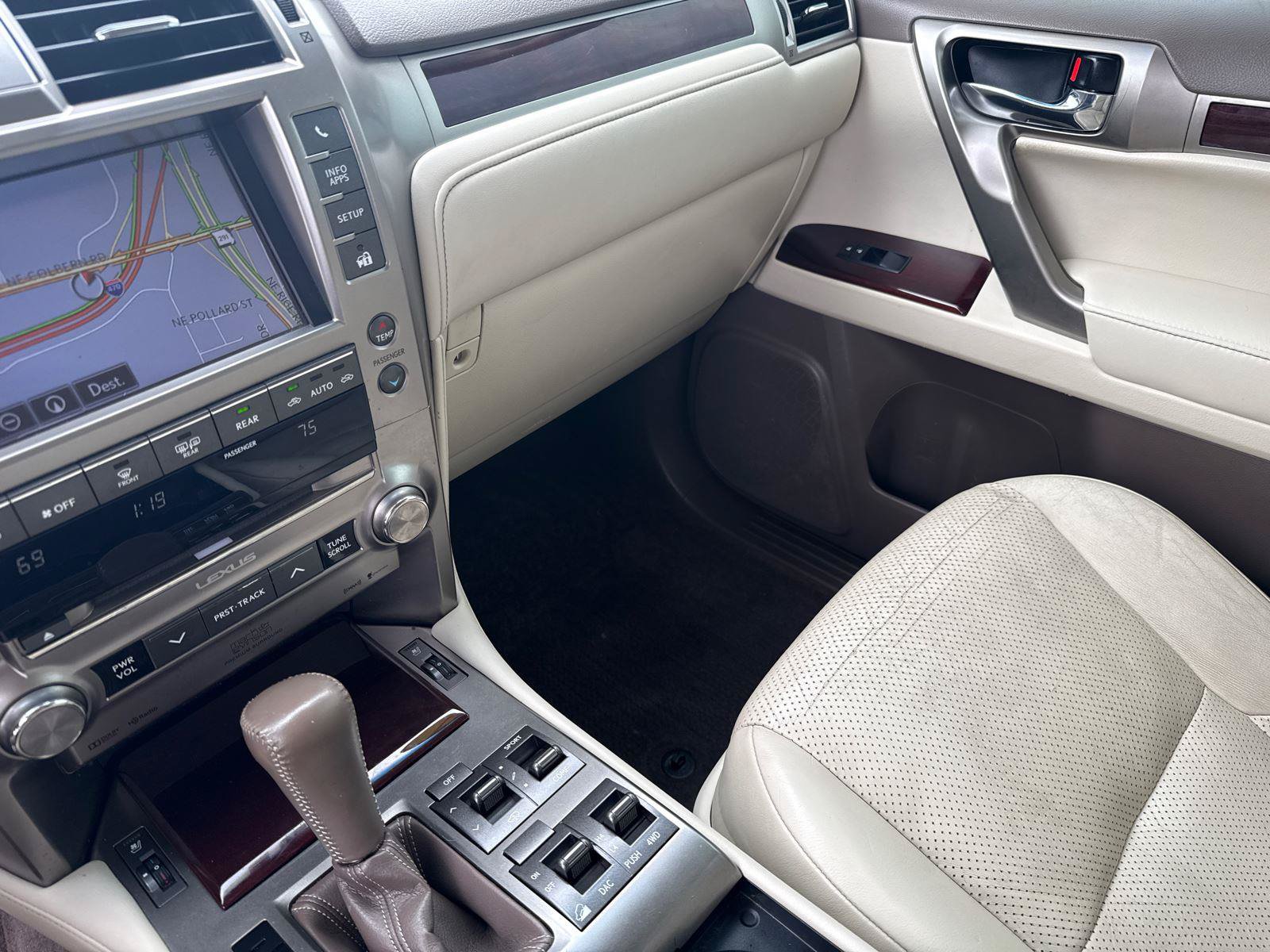 Used 2017 Lexus GX 460 Luxury w/ Preferred Accessory Package AWD/4WD image 26