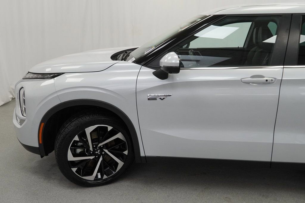Used 2023 Mitsubishi Outlander SE image 18