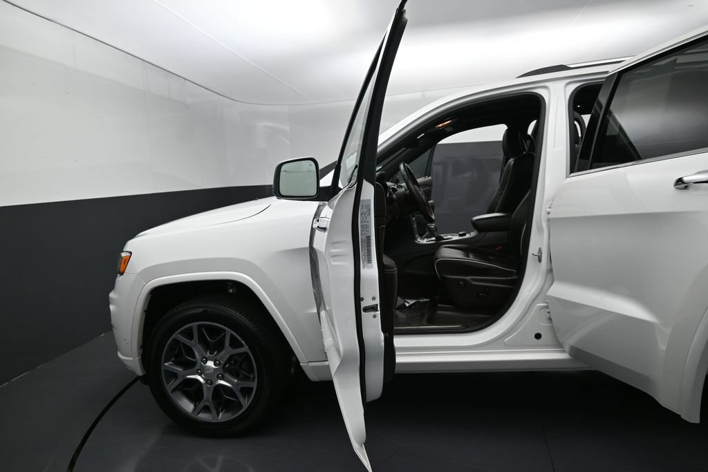 Used 2019 Jeep Grand Cherokee Overland AWD/4WD image 13
