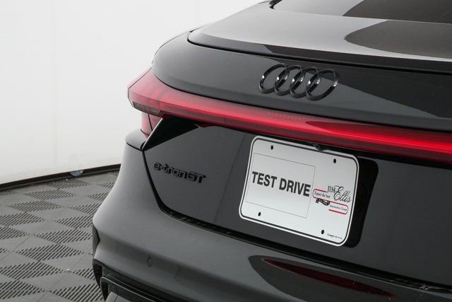 Used 2023 Audi e-tron GT Prestige image 36
