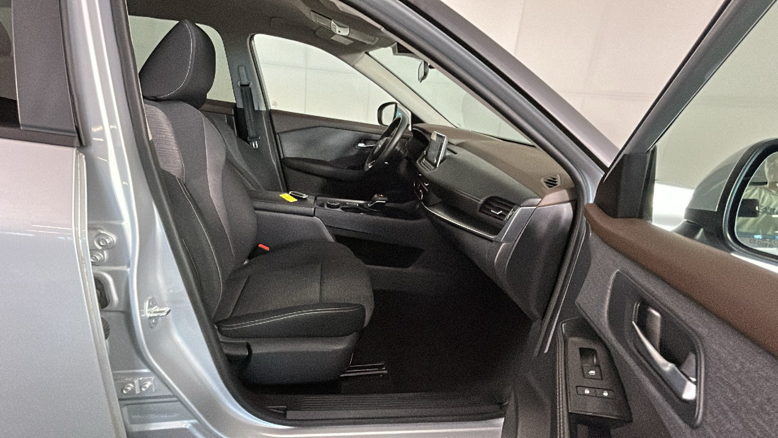 Used 2023 Nissan Rogue SV AWD/4WD image 36