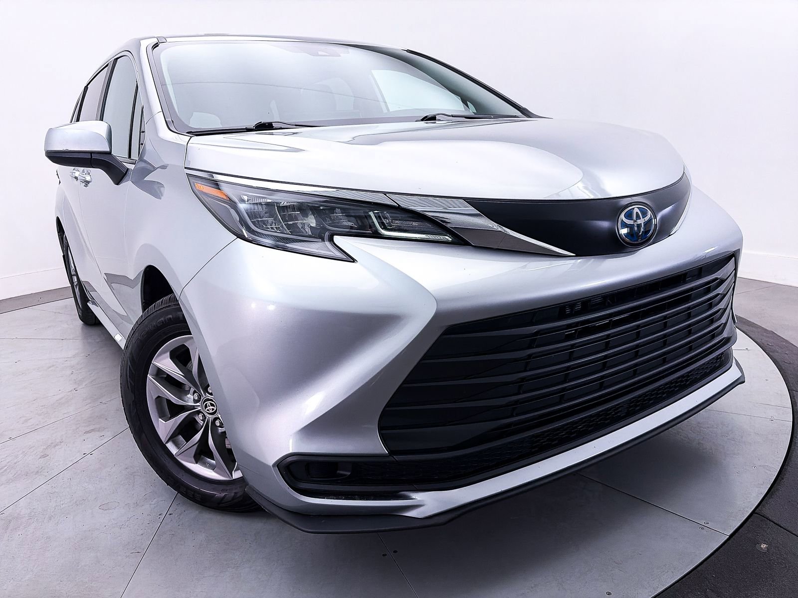 Used 2025 Toyota Sienna XLE FWD image 9