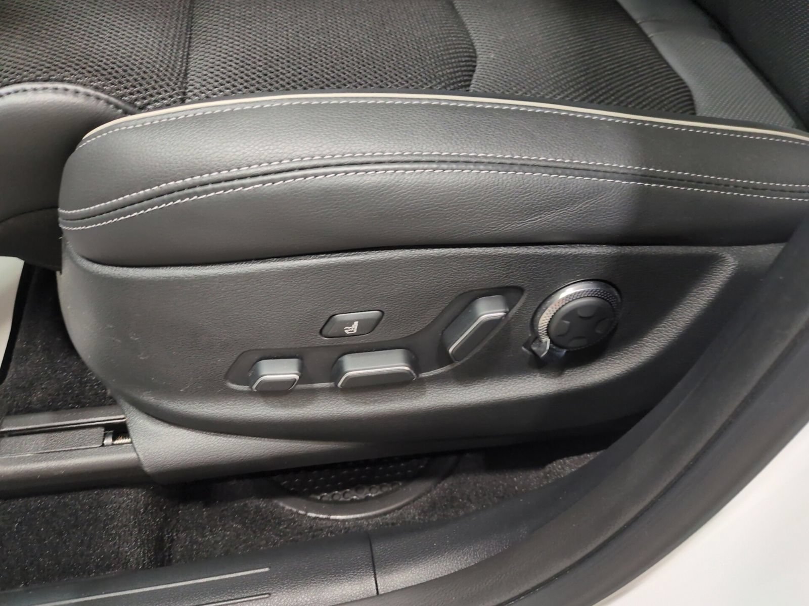 Certified 2025 Genesis GV70 3.5T Sport AWD/4WD image 18