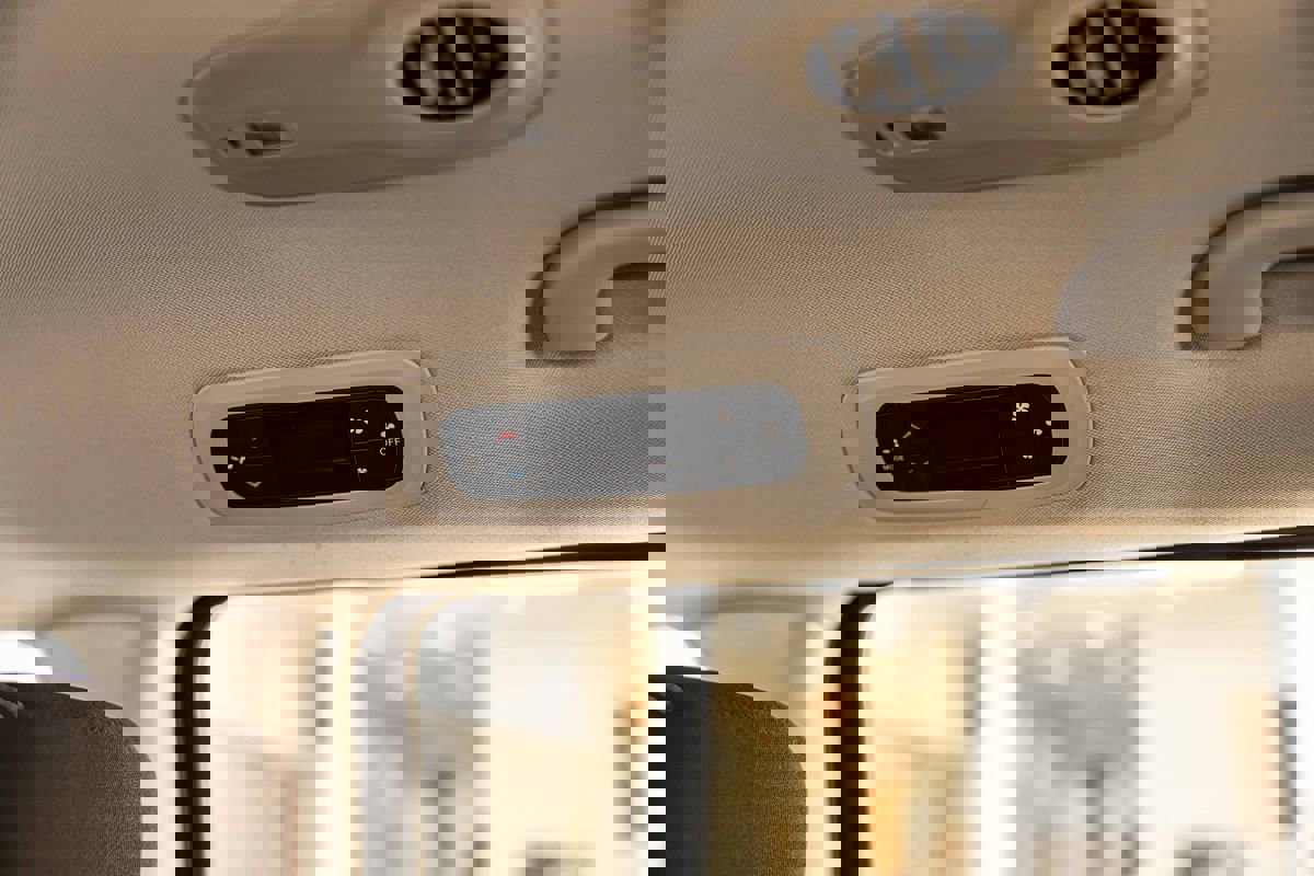 Used 2022 Chrysler Voyager LX image 38