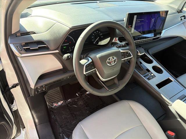 Used 2025 Toyota Sienna XLE image 13
