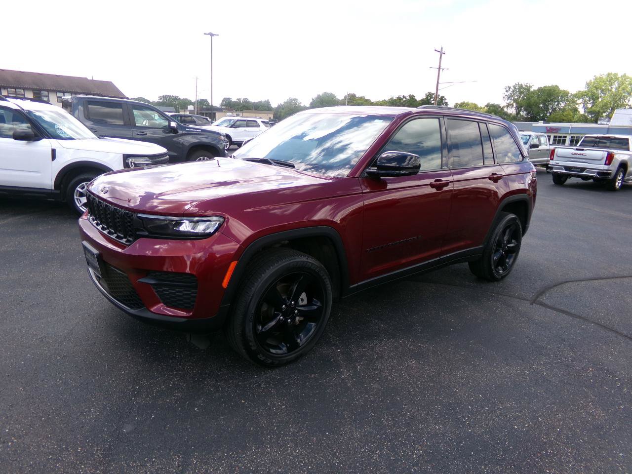 Used 2023 Jeep Grand Cherokee Altitude AWD/4WD image 6