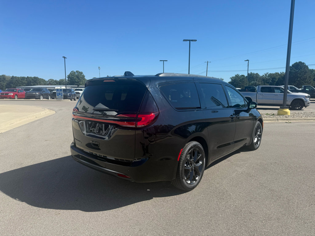 New 2026 Chrysler Pacifica Select image 3