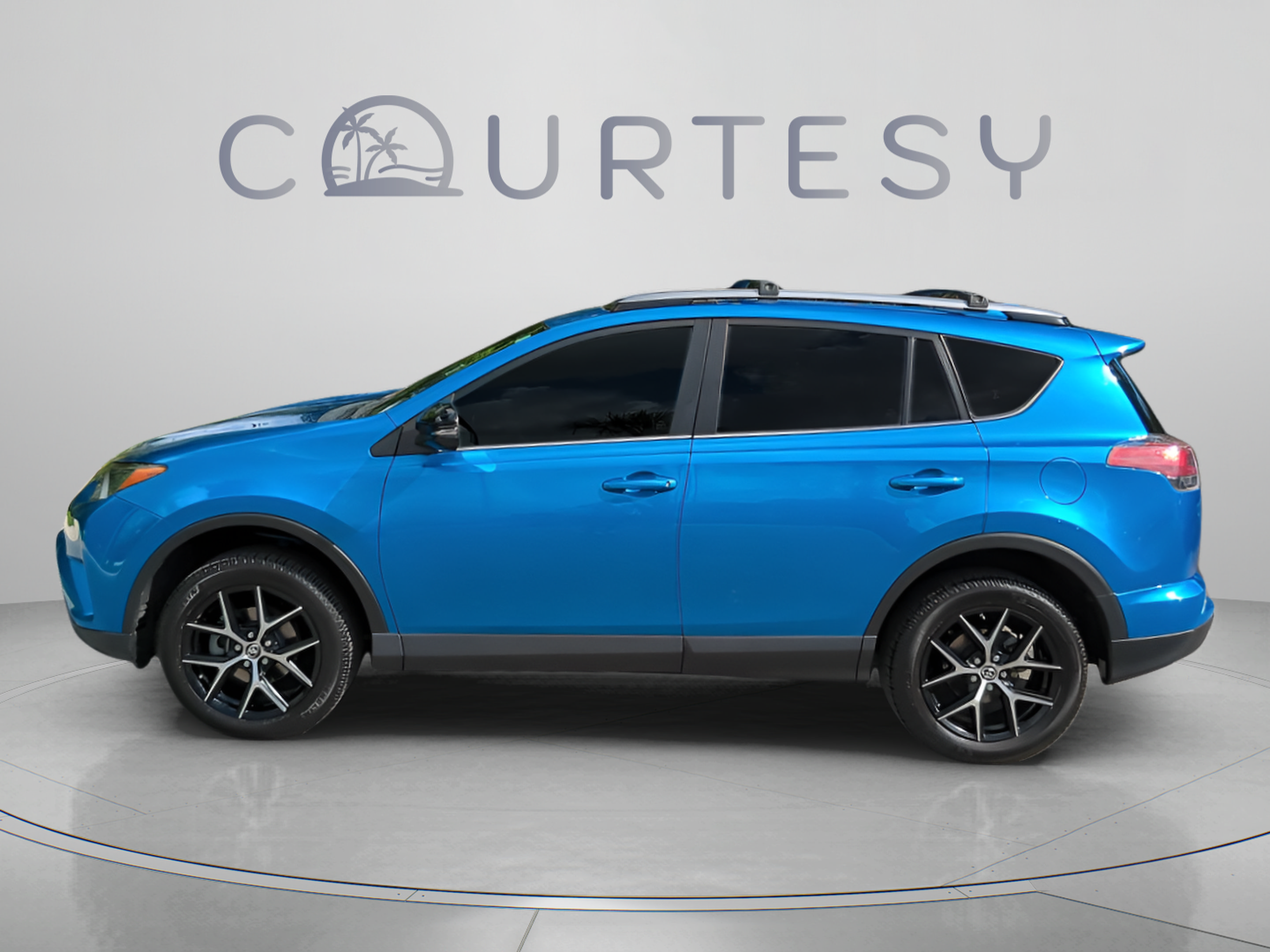 Used 2018 Toyota RAV4 SE w/ Cargo Management Package FWD image 4