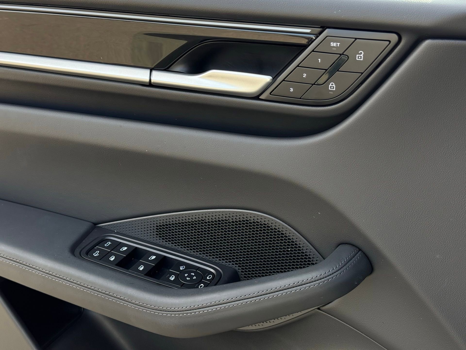 Used 2025 Porsche Macan 4 Electric image 25