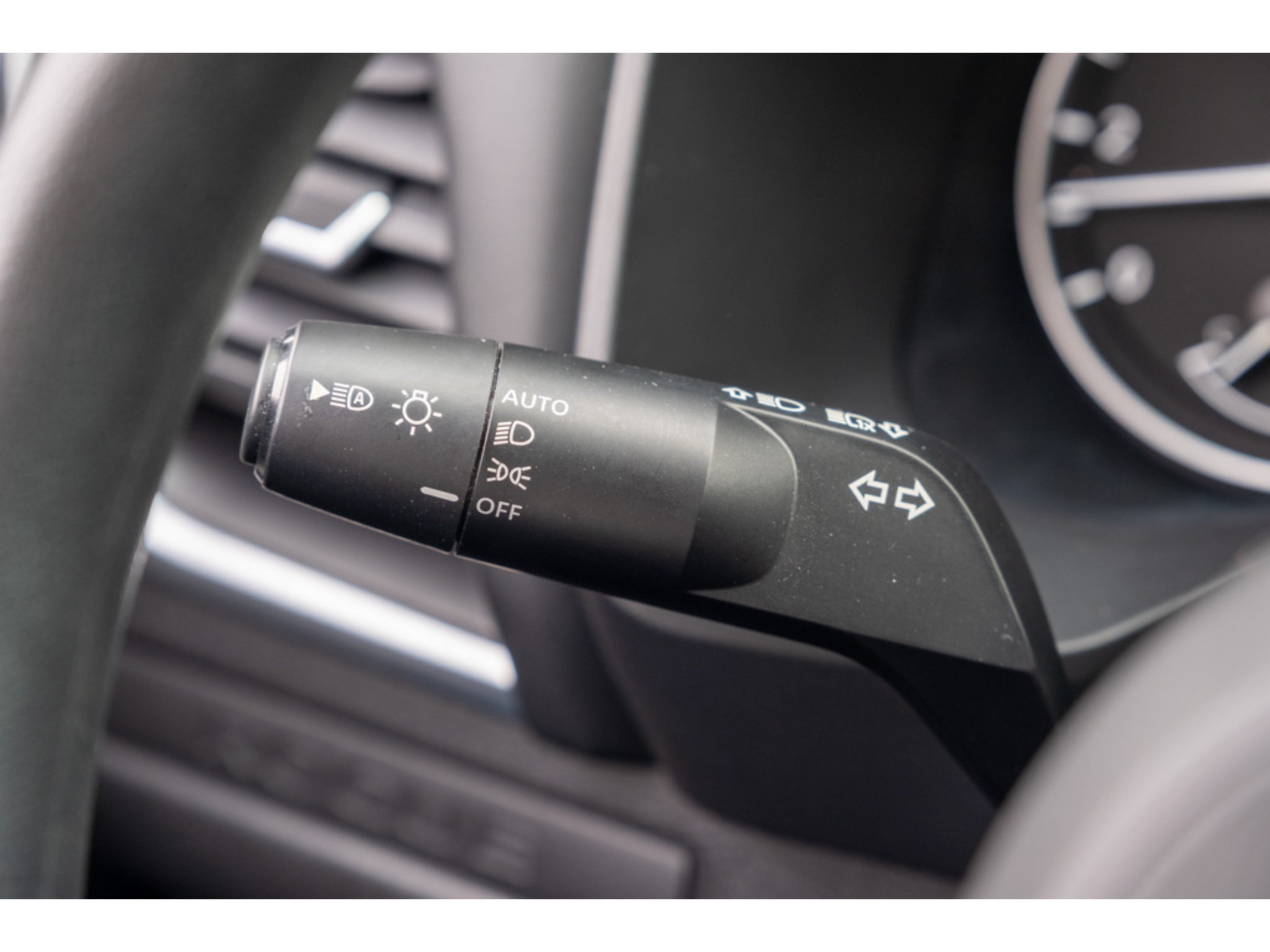 Used 2023 Nissan Rogue S FWD image 19