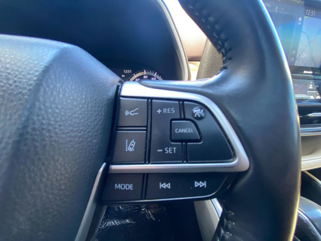 Used 2022 Toyota Highlander XLE AWD/4WD image 19