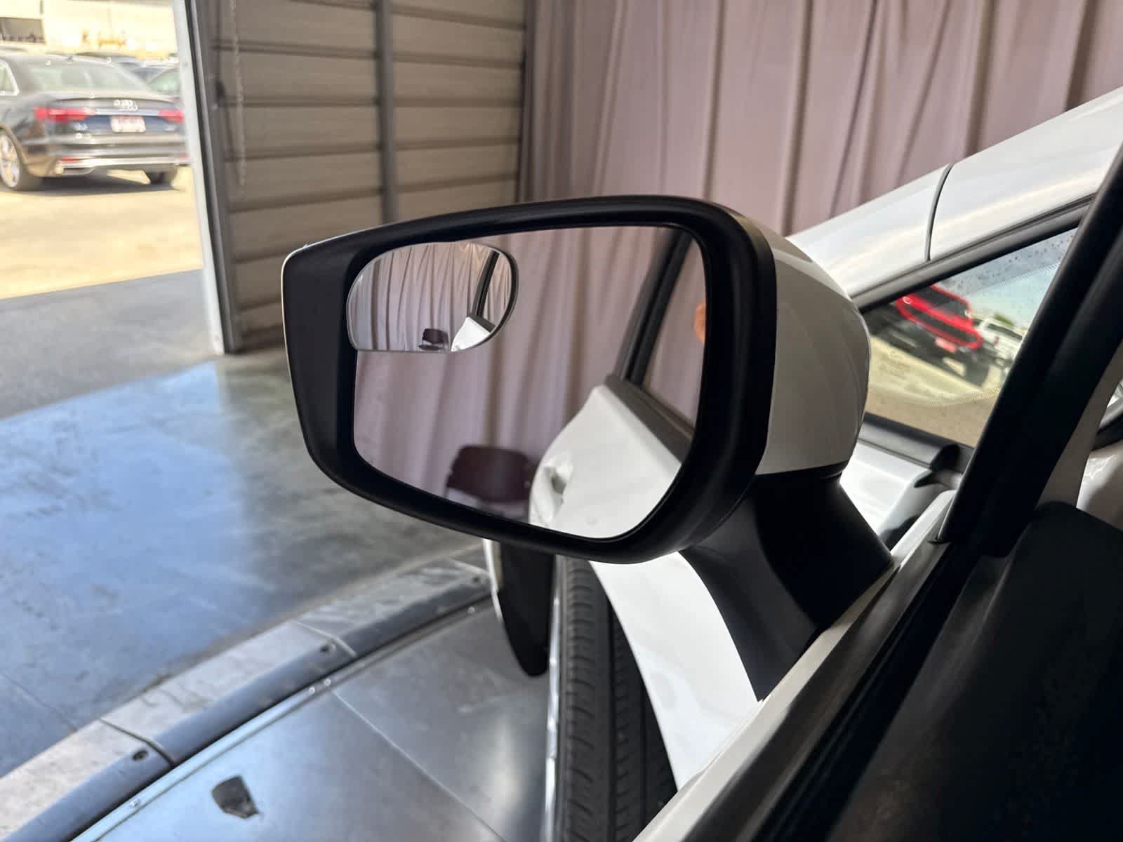 Used 2018 Nissan Versa Note SV FWD image 17
