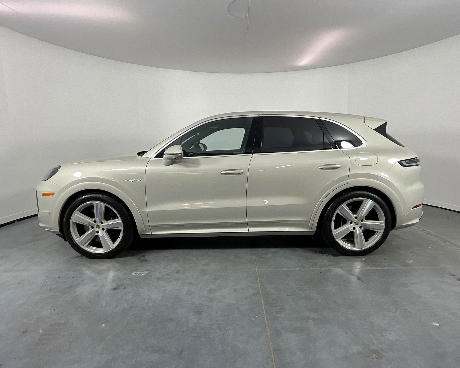 Certified 2024 Porsche Cayenne Turbo image 2