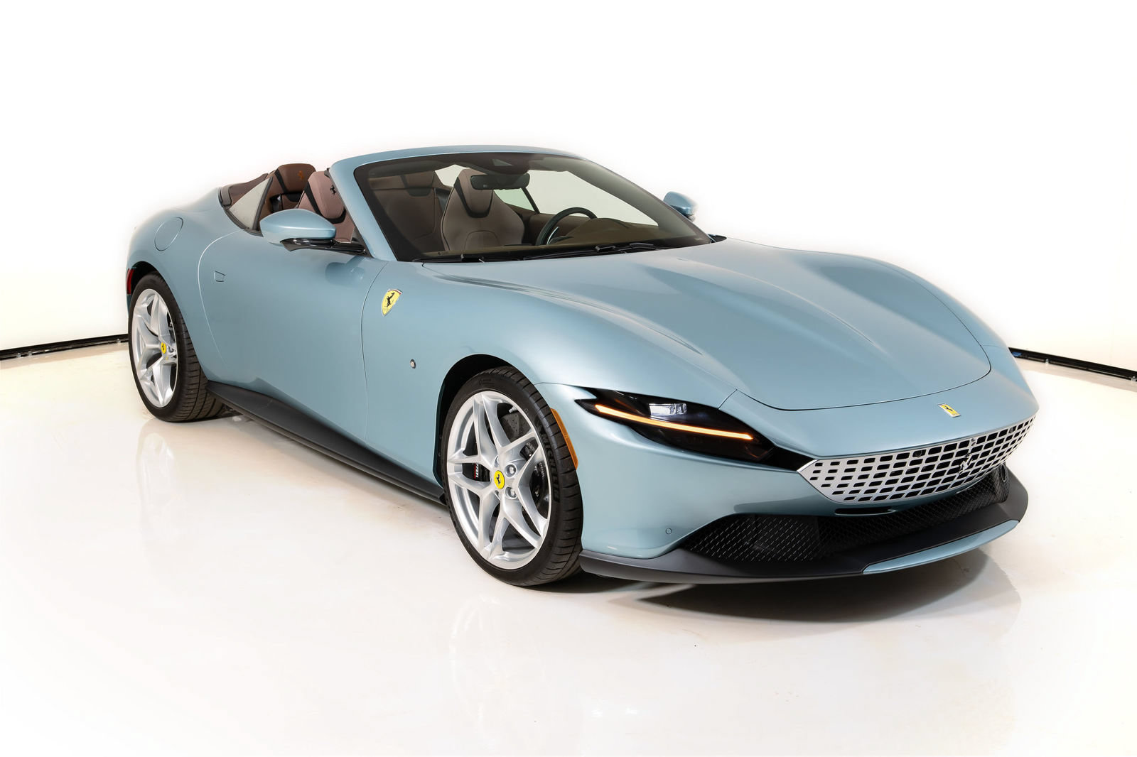 Certified 2025 Ferrari Roma Spider RWD image 1